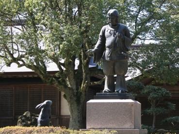 ウサギを浄める大国主神(出雲大社) ウサギを浄める大国主神(出雲大社)